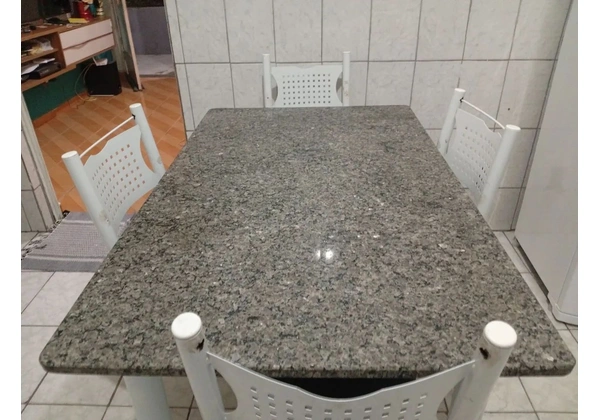 Mesa tampo de granito 4 cadeiras