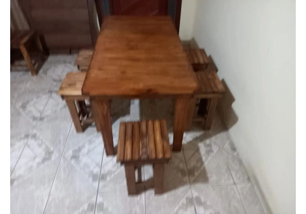 Mesa de Pinus com 6 bancos