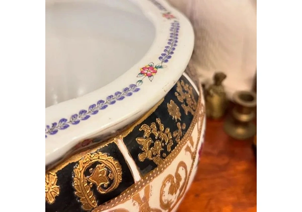 Grandioso cachepot em fina porcelana chinesa.