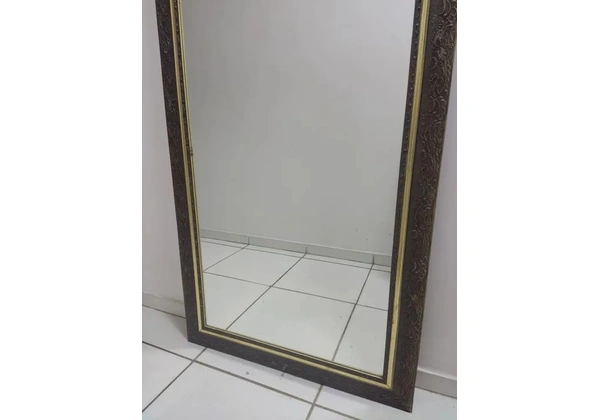 Espelho grande com moldura
