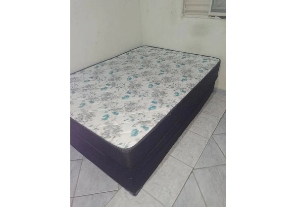 Vendo cama de casal com a base, em perfeito estado sem rasgos ou manchas