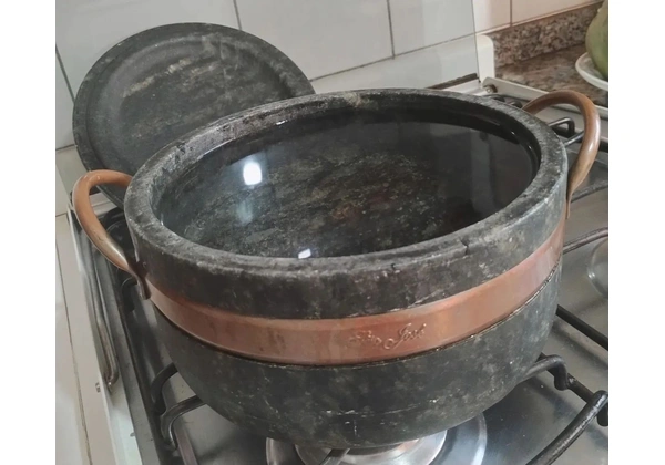 Panela Pedra sabão marca São José.