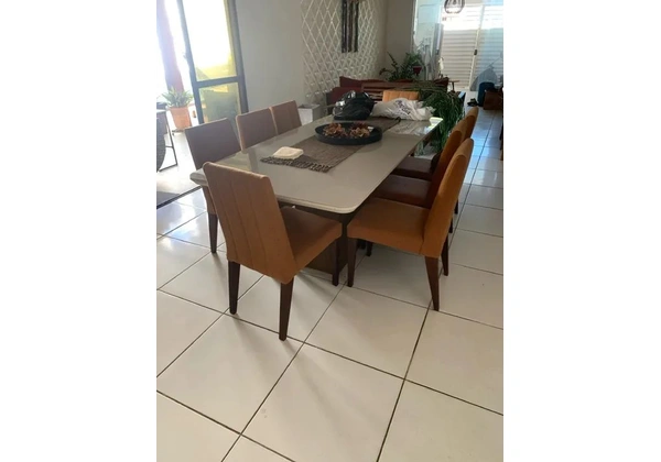 Cadeira para mesa de jantar em madeira e tecido de linho