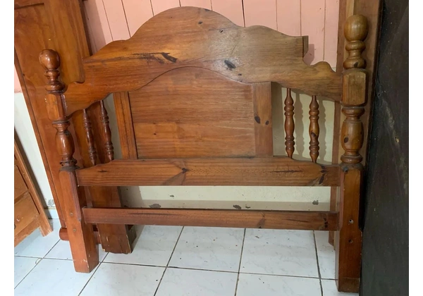 Cama de Casal em Madeira