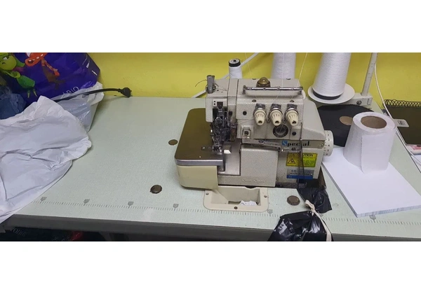 Máquina de Costura Overlock Industrial