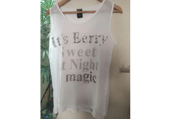 Blusa manga Tam M (42) 25, 00<br>Altura 62cm<br>Largura 52cm<br>Ombro 42cm<br>