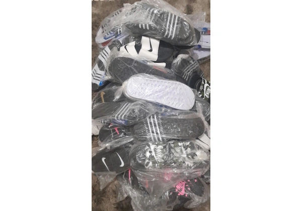 VENDO 55 PARES CHINELOS <br>NÚMEROS VARIADOS 37 A 43<br>PREÇO R$ 825, 00<br>WHATS *..