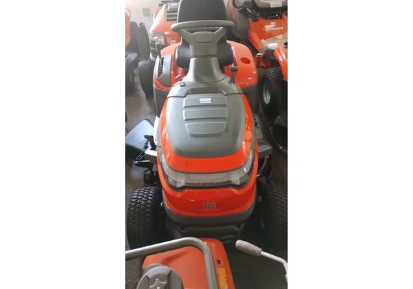 Trator corta grama Husqvarna TS 142 com coletor