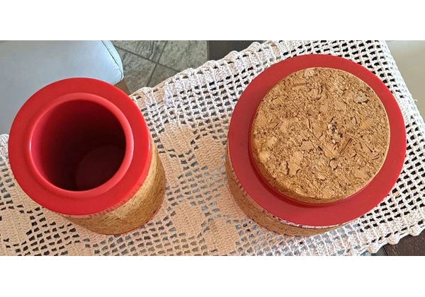 Balde para gelo e camisinha.