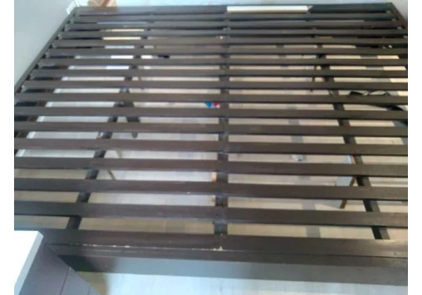 Cama Queen em Madeira Marrom 27 cm x 166 cm x 206 cm
