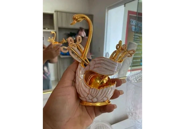 Cisne dourado com rosa acompanha 6 colheres de sobremesa aço inoxidável dourado
