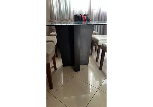 Mesa de vidro quadrada 8 lugares