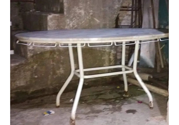 Mesa de mármore sem cadeira