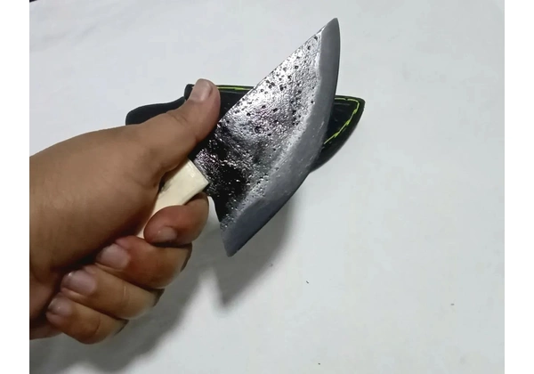 Faca coureadeira cabo em osso feito de disco de arado forjada e temperada com bainha