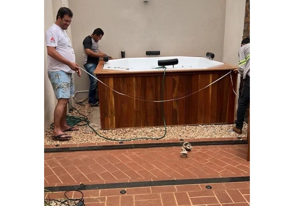 Spa 8 lugares com deck em Madeira super completo (Jacuzzi, banheiras e ofurô )