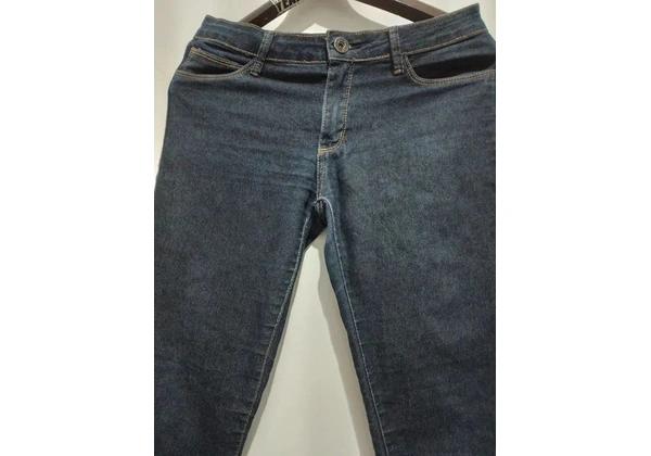 Calça jeans skinner, escura.