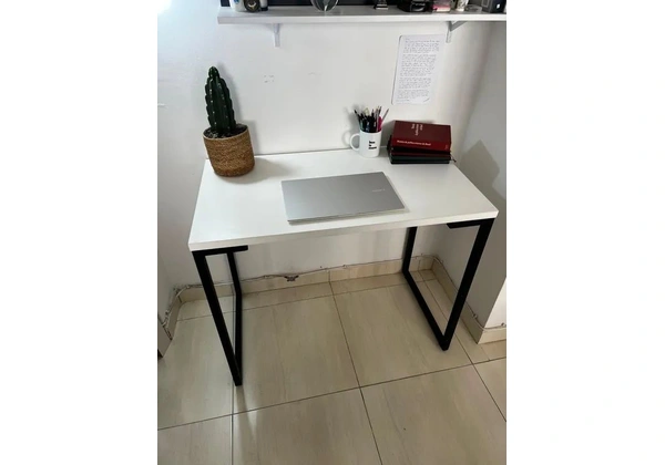 Escrivaninha branca estilo industrial usada