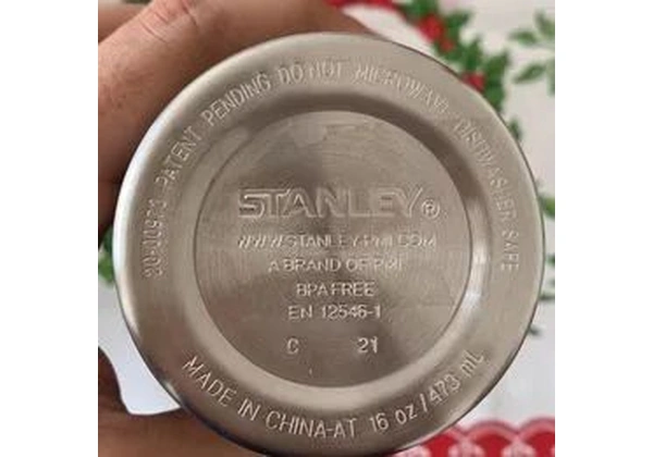 Copo Stanley Original Verde com Tampa e Abridor de Garrafa