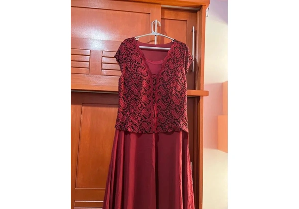 Vestido de festa - vinho/vermelho com brilhos
