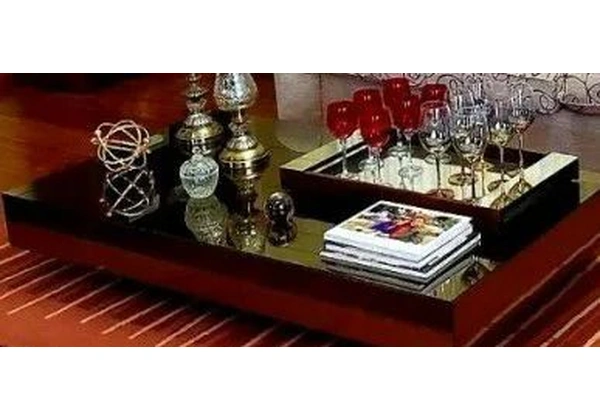 Mesa de centro espelhada. Moderna e luxuosa