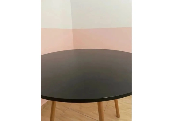 Mesa redonda de madeira com tampo preto