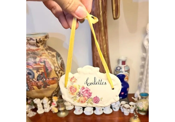 Antiga placa em cerâmica esmaltada ?Toilettes?.