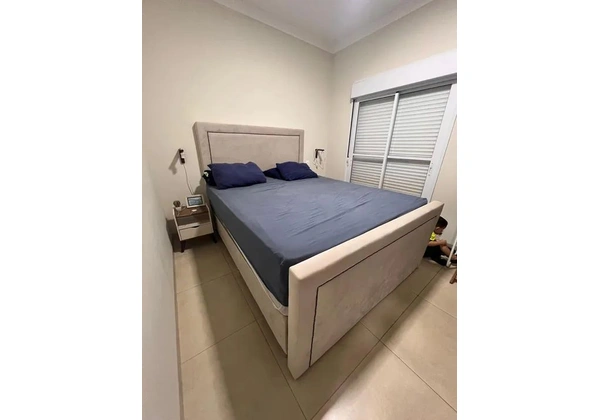 Cama Queen com cabeceira acabamento fino.