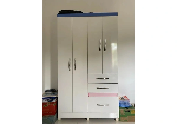 Guarda roupas pouquíssimas marcas de uso.