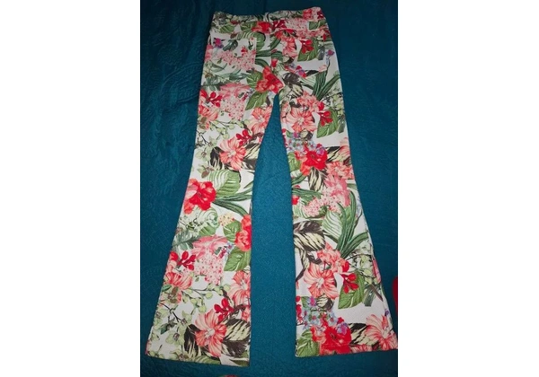 Calça boca de sino floriada