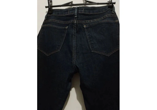 Calça jeans skinner, escura.