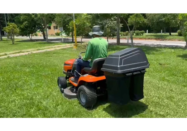 Trator corta grama Husqvarna TS 142 com coletor