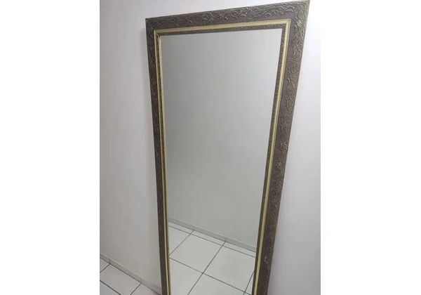 Espelho grande com moldura
