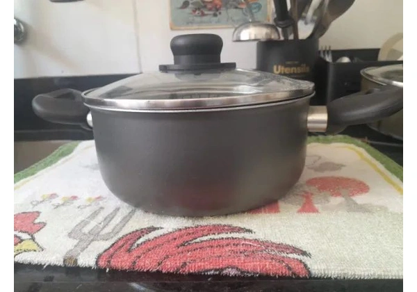Panela com tampo de vidro