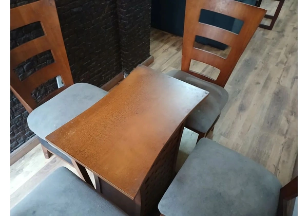 Conjunto Mesa com 4 cadeiras em madeira