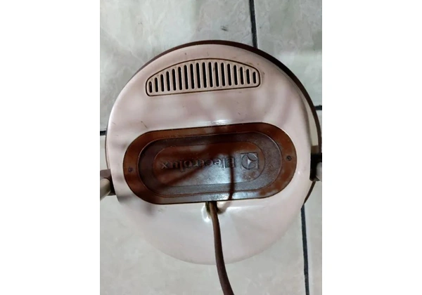 Enceradeira Eletrolux antiga funcionando em bom estado.