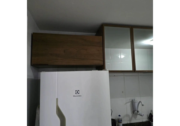 Armário de cozinha aéreo em perfeito estado