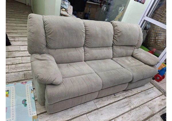 Sofá Reclinável 3 Lugares em Suede Bege