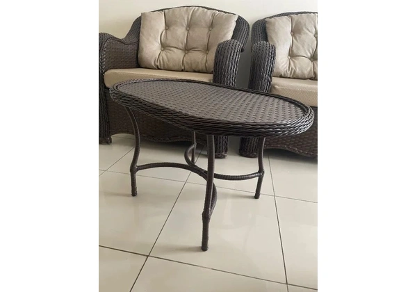 Cadeiras e mesa de centro para área externa.