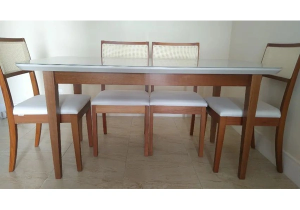 MESA COM PÉS DE MADEIRA p/ 6 CADEIRAS - ÓTIMA OPORTUNIDADE - MENOS DE 1 ANO DE USO.