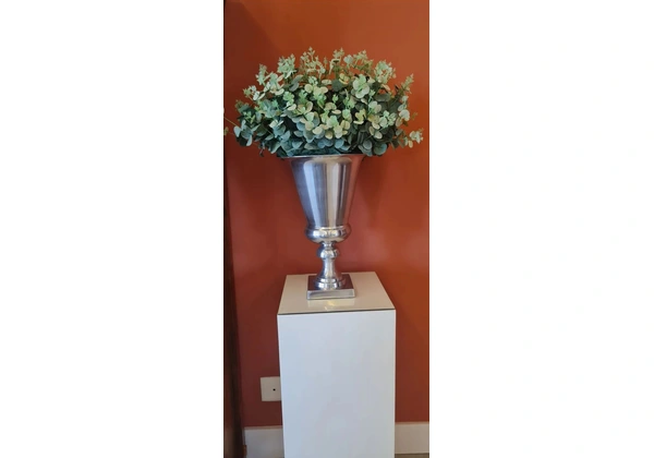 Vaso alumínio com suporte em laca branca