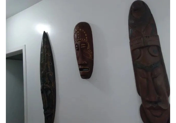 03 MÁSCARAS AFRICANAS TRIBAIS ? 02 medem -? 100cm ? 01 mede -? 47 cm