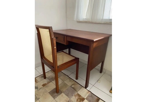 Mesa de Escritório de Madeira Maciça