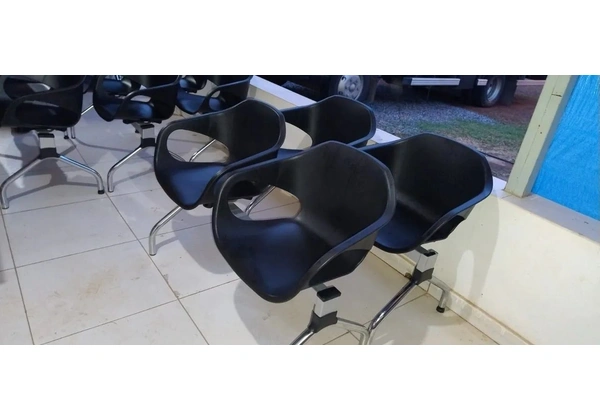Cadeiras Longarinas semi-novas com 2 e 3 lugares