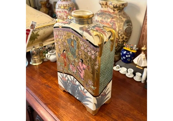 Vaso caixa em porcelana oriental