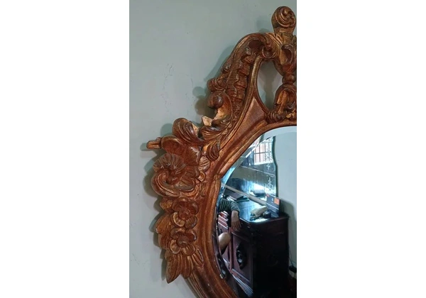 Espelho com moldura folheada com folhas de ouro