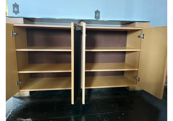 Aparador com 4 Portas em Madeira com tampo de vidro