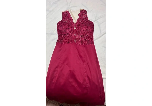 Belíssimo vestido vermelho bordô