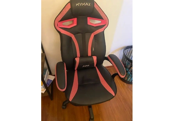 Vendo cadeira game perfeita! Ela tem um rasgo que não interfere em nada!