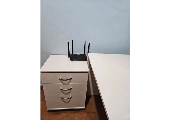 Conjunto Escrivaninha e Gaveteiro em Ótimo estado.