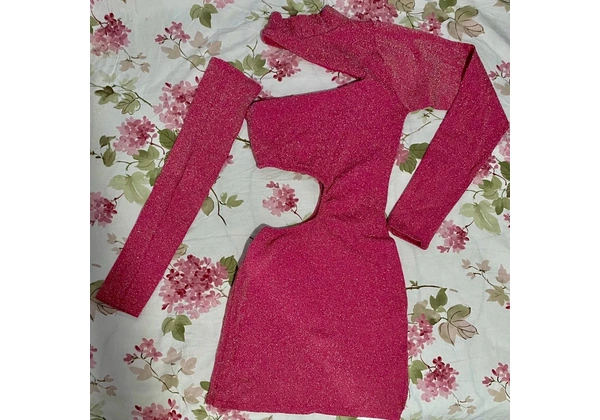 Vestido rosa brilhoso de festa